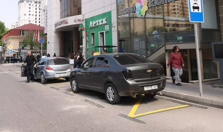 На еще одной улице Баку организована зона посадки и высадки пассажиров
