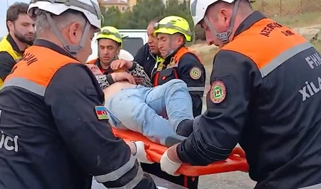 Спасатели МЧС извлекли пострадавшего из искореженного авто после аварии в абшеронском поселке