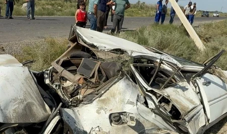 В Зардабском районе автомобиль врезался в столб: есть погибший и пострадавшие