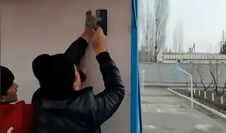 В Узбекистане директор прибил телефон школьника к доске: мнения жителей Баку разделились