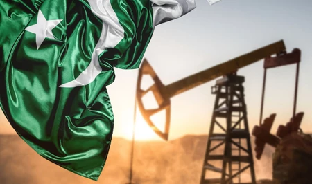 Пакистан на грани энергетического кризиса: нефти осталось всего на 28 дней