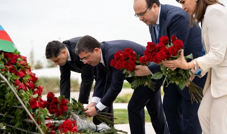 Находящаяся с визитом в Азербайджане делегация Узбекистана посетила Памятник Победы
