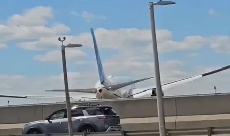 В США самолет United Airlines зацепил грузовик пекарни при посадке, есть пострадавший