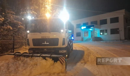 Сильный снегопад в Огузском районе осложнил дорожную обстановку
