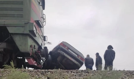 В Сальянском районе автомобиль столкнулся с поездом на железнодорожном переезде