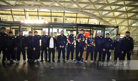Азербайджанские борцы, завоевавшие медали на чемпионате мира, вернулись на Родину