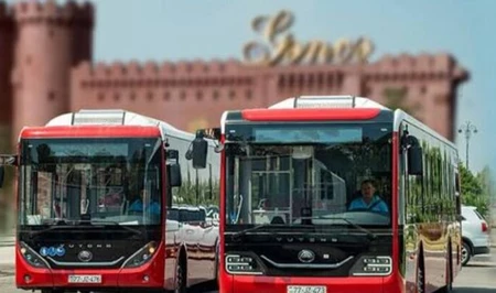 В Гяндже пассажирка автобуса пострадала, упав во время движения транспорта