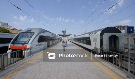 В АЖД назвали причину сбоев при продаже билетов на поезд Баку–Тбилиси