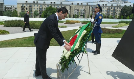 Президент Туркменистана посетил парк Победы в Баку