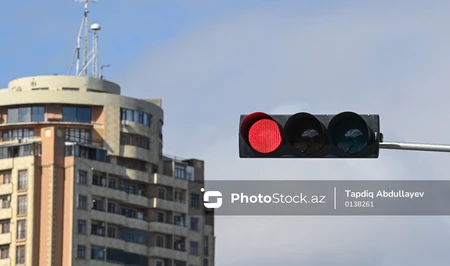 На одной из улиц Баку изменен режим работы светофоров для сокращения заторов
