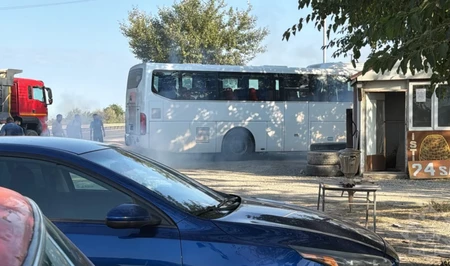 Пассажирский автобус Хачмаз - Баку внезапно загорелся на ходу