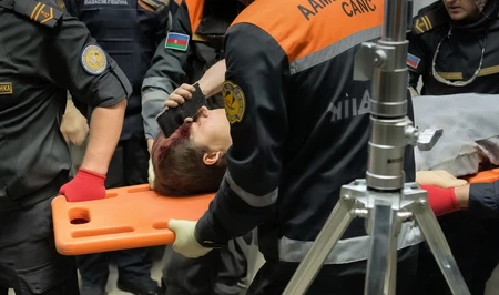 В Баку обрушилась крыша магазина: женщина оказалась под завалами