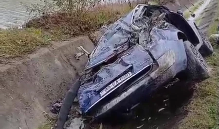 В Гусаре автомобиль упал в канал, есть пострадавшие