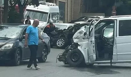 В Баку произошла цепная авария с участием 10 автомобилей