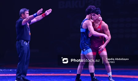 В Баку продолжается второй день ЧМ по борьбе U-17