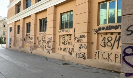 В Баку арестован юноша, разрисовавший стены Киноцентра «Низами»