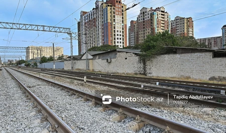 Незаконное строительство у железной дороги в Баку: депутат защищает права владельцев сносимого жилья