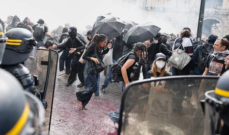 Во Франции впервые применили щиты с пульсирующими световыми полосами против демонстрантов