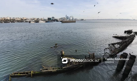 В Бакинской бухте проведут очистку воды от нефтяных пятен