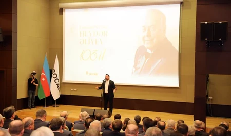 В SOCAR отметили 103-ю годовщину со дня рождения Гейдара Алиева