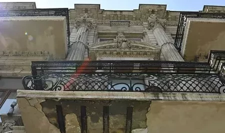 В центре Баку с балкона старого дома обрушилась штукатурка