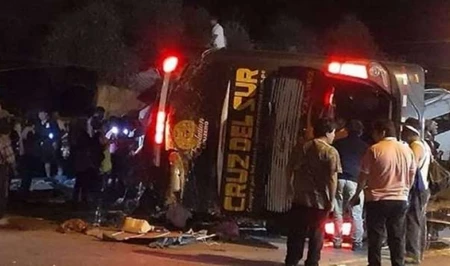 В Перу пассажирский микроавтобус сорвался в ущелье, более 10 погибших