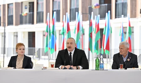 Президент Ильхам Алиев встретился с семьями, переехавшими в первый жилой комплекс в городе Зангилан