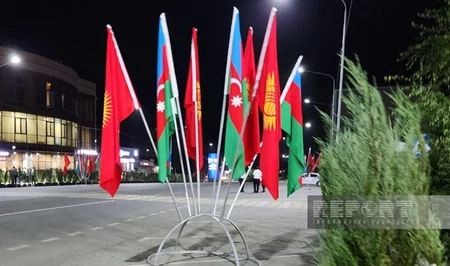 Чолпон-Ата украсилась флагами Азербайджана и Кыргызстана в связи с госвизитом Ильхама Алиева