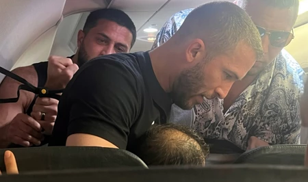 Экс-боец UFC усмирил дебошира на борту самолета над США