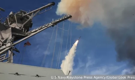 США ударили по связанным с Ираном целям в зоне Ормузского пролива
