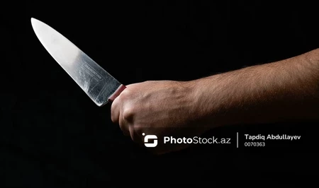 В Баку прокурор запросил суровое наказание для мужчины, ранившего ножом двух братьев