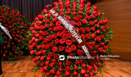 Президент и первый вице-президент отправили венок на церемонию прощания с Арифом Бабаевым