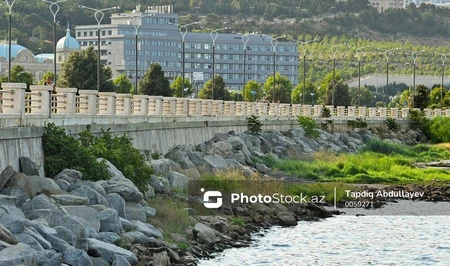В чем причина резкого запаха на бакинском бульваре?