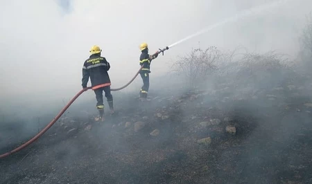 В горной местности Агсуинского района вспыхнул пожар: ведутся работы по ликвидации