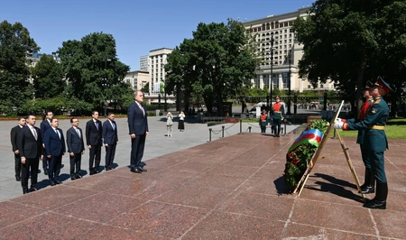 Делегация во главе с Джейхуном Байрамовым возложила венок к Могиле Неизвестного Солдата в Москве