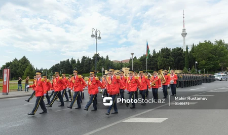 В Баку проходят шествия военнослужащих по случаю Дня Вооруженных сил Азербайджана