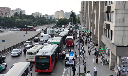 Автобусные маршруты в Баку не справляются с пассажиропотоком после начала учебного года