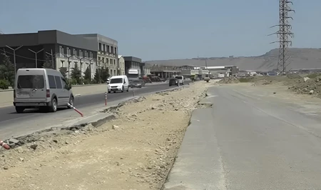 Жители Локбатана жалуются на разрушенную дорогу и риск аварий
