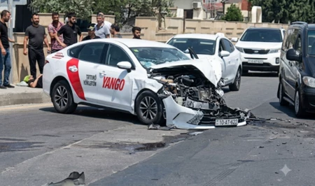 В поселке Локбатан столкнулись такси и пассажирский автобус