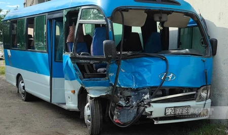 В Гяндже при столкновении внедорожника с автобусом пострадали четыре человека