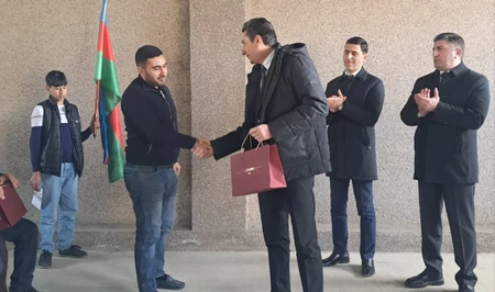 Переселенным в Агдеринский район семьям вручили ключи от новых домов