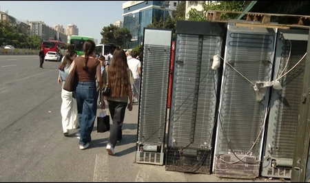 В Баку торговый киоск перекрыл дорогу холодильниками и создал угрозу ДТП