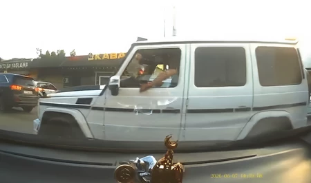 Агрессия на дороге: в Масазыре водитель Mercedes Geländewagen умышленно разбил чужую машину