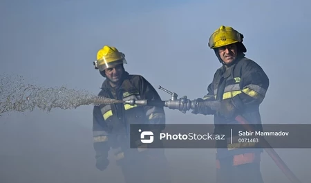 В Баку в пятиэтажном здании вспыхнул пожар