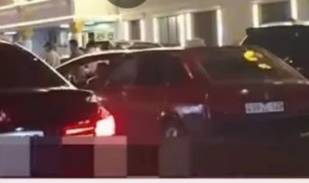 Массовая потасовка у дворца торжеств в Баку закончилась задержаниями