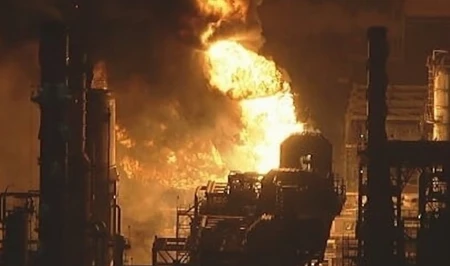 Мощный взрыв на калифорнийском НПЗ Chevron: пожар локализован, жители в безопасности