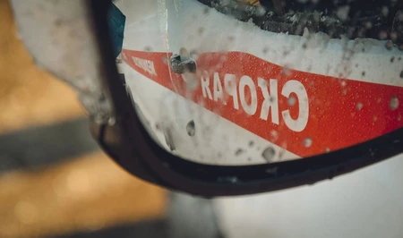В России FPV-дрон атаковал легковую машину, ранен мужчина