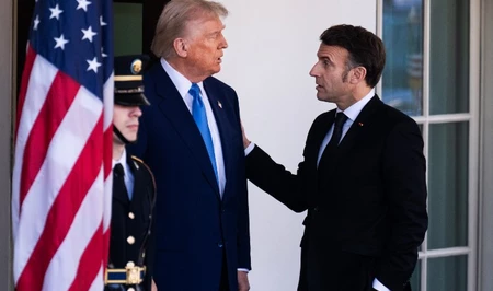 Дипломатические усилия: Макрон пытается смягчить отношения с Трампом через ужин в Версале