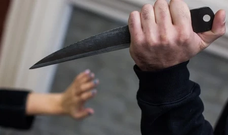 В Шабранском районе мужчина ранил ножом жену в здании школы