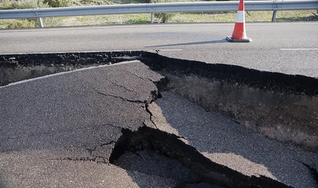 В чем причина частых провалов на дорогах Баку? - Мнение эксперта